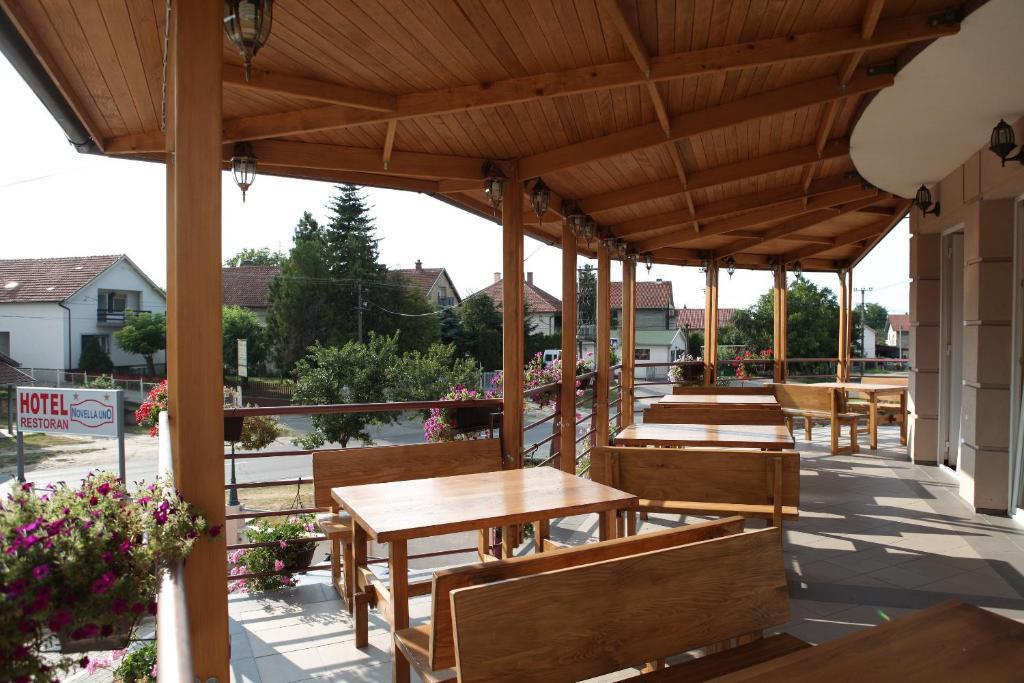 Hotel Novella Uno Novi Banovci Exterior foto